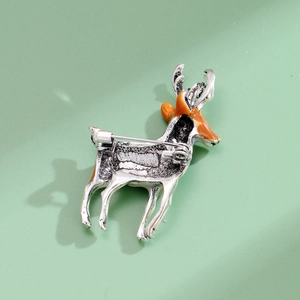 Broche cerf de Noël avec finition émail orange sur base en alliage argenté