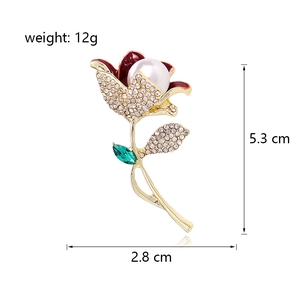 Broche tulipe élégante en émail avec perles blanches et strass étincelants