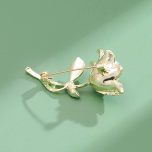 Broche tulipe en émail doré avec accents de perles et strass sur fond vert élégant