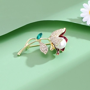 Broche tulipe élégante avec cristaux blancs, émail rouge et perle sur fond vert pastel