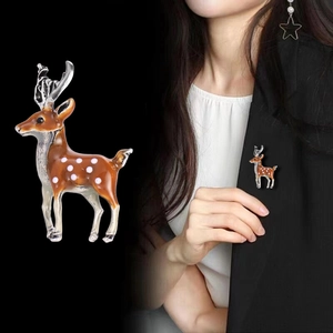 Broche cerf sika marron avec bois translucides pour accessoire de mode élégant femme