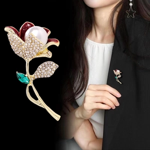 Élégante broche tulipe avec perle blanche et feuille verte sur un blazer noir