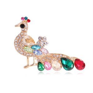 Broche paon exquise avec strass colorés sur une base en alliage doré avec vue centrée