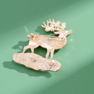 Broche cerf dorée avec texture métallique brossée et fermeture épingle de sécurité