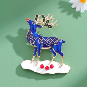Broche de renne de Noël élégante en émail bleu et bordure dorée sur fond vert clair