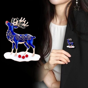 Broche de renne de Noël en émail bleu marine et alliage doré avec motifs floraux dorés