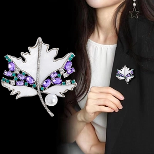 Spilla lussuosa foglia d'acero con gemme viola e perla per abiti eleganti