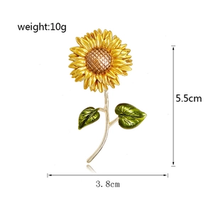 Detailed view of sunflower brooch with 10g weight and dimensions 5.5cm by 3.8cm