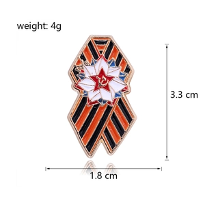 Dettaglio del distintivo George russo con stella e strisce, dimensioni 3,3 cm x 1,8 cm