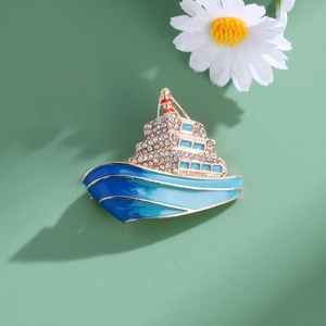 Broche de croisière raffinée en émail bleu et strass brillants sur base dorée