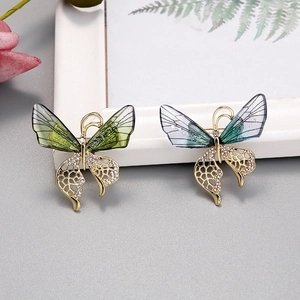 Broches papillon tendance en acrylique avec base dorée et strass pour vestes femme
