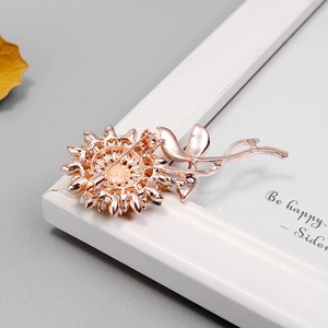Vue détaillée du dos d'une broche tournesol montrant le fermoir et la finition or rose