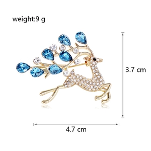 Broche cerf dorée avec cristaux bleu ciel et strass blancs, dimensions 3,7 x 4,7 cm