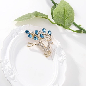 Broche renne dorée élégante avec strass blancs et pierres précieuses bleu goutte