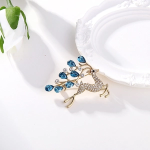 Détail macro d'une broche élan avec strass scintillants et cristaux bleus élégants