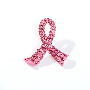 Détail de la broche ruban rose sertie de strass pour la sensibilisation au cancer du sein