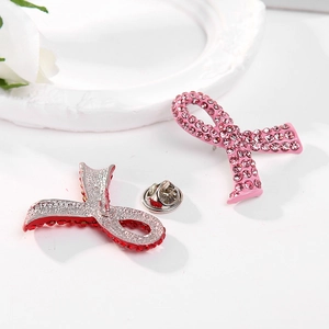 Broches ruban en strass rose et rouge étincelants pour sensibiliser au cancer du sein