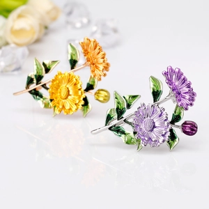 Elegante set di spille a fiore in smalto con petali di margherita gialli e viola