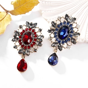 Broche baroque vintage avec strass ovales et pendentifs en verre en forme de goutte