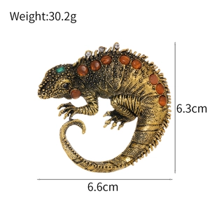 Detail showing vintage chameleon brooch dimensions 6.6x6.3cm and 30.2g weight