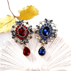 Broche baroque avec gemme ovale et pendentif en goutte en rouge et bleu avec cristaux