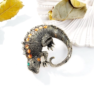 Creative rhinestone lizard brooch in vintage gold with cat eye stones and green zircon