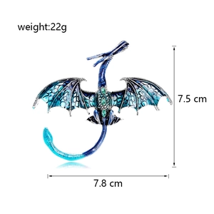 Détails des dimensions de la broche dragon bleu avec gemmes vertes et finition émail