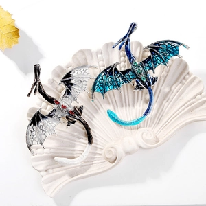 Broche dragon mythique en émail et cristaux étincelants pour un style de vêtement élégant