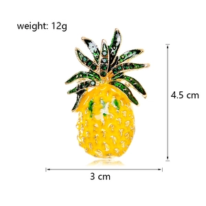 Détail d'une broche ananas jaune avec strass verts, dimensions de 4,5 cm par 3 cm