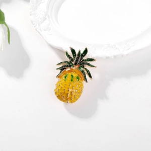 Broche ananas créative avec texture émail jaune et détails de feuilles en cristal