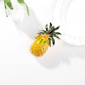 Broche ananas créative en émail jaune et strass vert foncé sur socle doré élégant