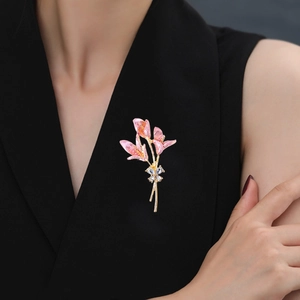 Broche fleur de lys rose élégante avec nœud papillon en cristal sur robe sombre