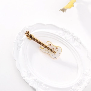 Broche guitare électrique vintage dorée avec nacre blanche et cristaux brillants