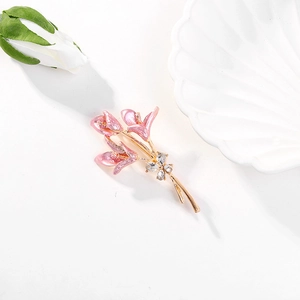 Broche fleur de lys dorée élégante avec pétales roses dégradés et cristaux pour femmes