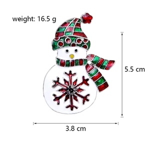 Detailweergave van sneeuwpop broche met afmetingen 5,5 cm hoogte en 16,5 g gewicht