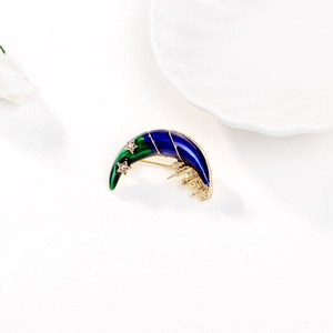 Broche lune minimaliste avec dégradé d'émail bleu-vert et étoiles étincelantes sur blanc