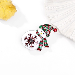 Modieuze Kerst sneeuwpop broche met rode emaille muts en sjaal op zilveren metalen voet