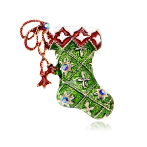 Kerstsok broche met groen emaille, ster kristallen en rode strik decoratie
