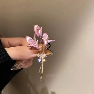 Élégante broche fleur de lys avec pétales nacrés roses et cristaux pour femmes