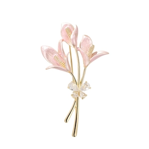 Élégante broche fleur de lys calla rose avec papillon en cristal sur base dorée