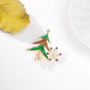 Goldene Weihnachtsbaum Brosche mit grünem Emaille und Schneeflocke mit blauen Strasssteinen
