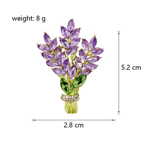 Dettaglio spilla bouquet di cristallo lavanda da 5.2 cm con misure e peso indicati