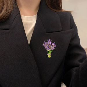 Elegante spilla a bouquet di lavanda con cristalli viola su una giacca nera formale