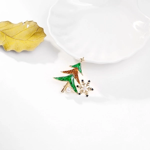 Detail der Weihnachtsbaum Brosche mit grüner Emaille, Goldflocke und Kunstperlen