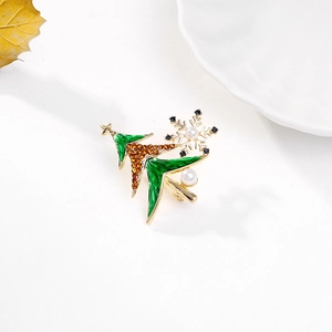 Detail der Weihnachtsbaum-Brosche mit grünem Emaille, Kristallen und Perlen auf Gold