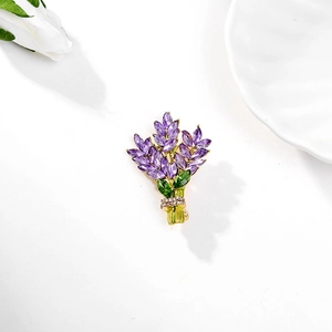 Elegante spilla a lavanda dorata con cristalli viola e strass su sfondo bianco