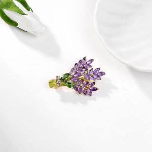 Elegante spilla a mazzetto di lavanda con cristalli viola e foglie su base dorata