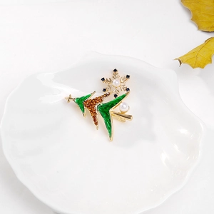 Exquisite vergoldete Weihnachtsbaum-Brosche mit grüner Emaille und weißer Perlen-Schneeflocke