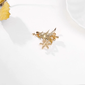 Detail der Rückseite der goldenen Weihnachtsbaumbrosche mit sicherem Nadelverschluss