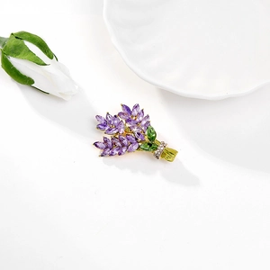 Elegante spilla a bouquet di lavanda con cristalli viola e foglie verdi in oro